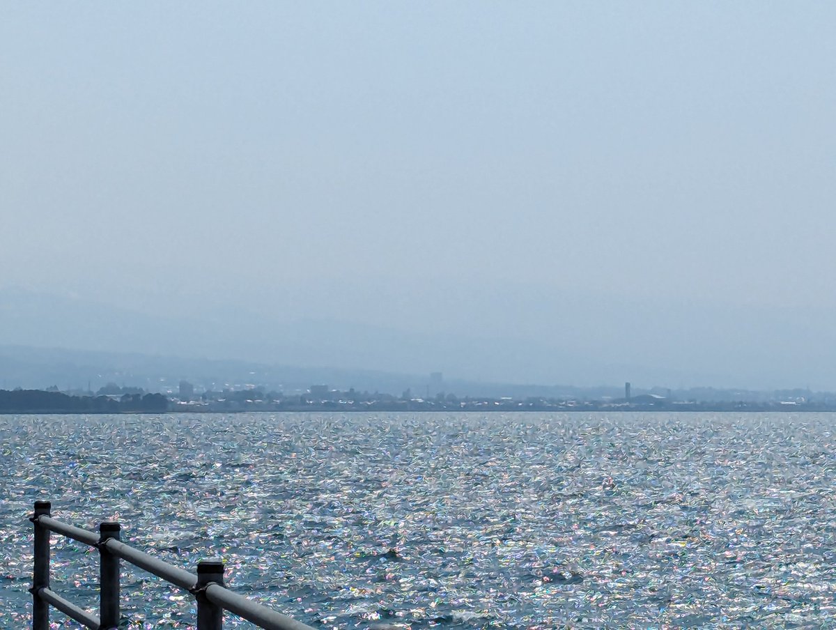 nanonchi's tweet photo. 良いお天気。
風は強いけれど、海はいいね。
作品展の会場、北洋の館そばの海岸。 https://t.co/0rlaQTMC3Q