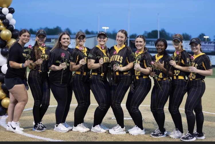 Lady Gators get the win over Walker 10-0 and our juniors get their rings! 🖤💛🐊
