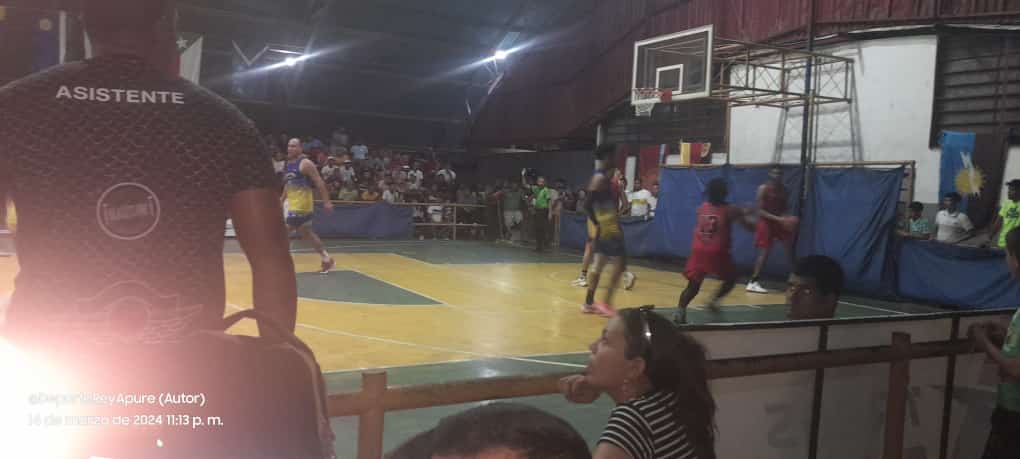 Guerreros de Apure sigue invicto a derrotar en tiempo extra 94-89 al Team Mamba de Petare en el super 4 de baloncesto Profesional en el Gimnasio 12 de Febrero de la capital de Apure.