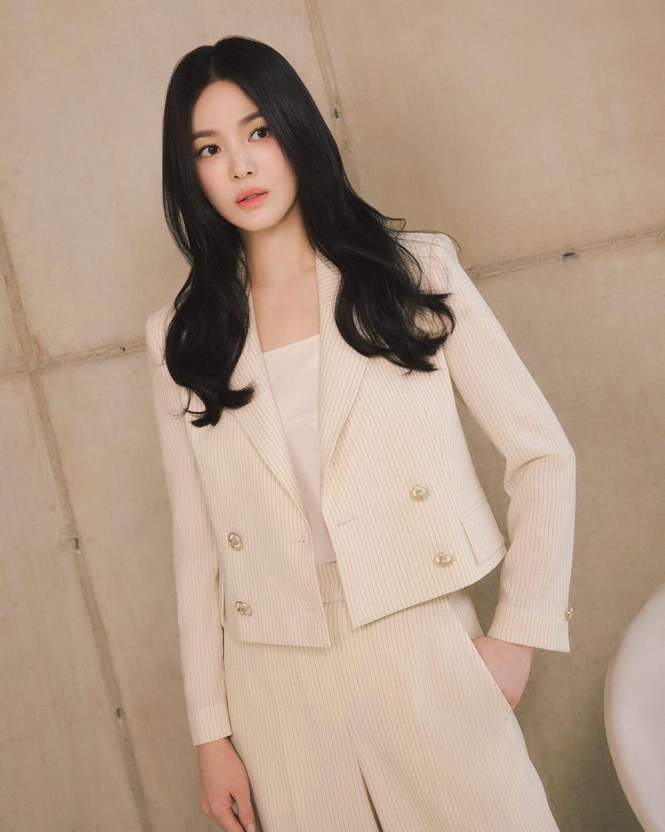 songhyekyo_THA's tweet image. [15032024] #SongHyeKyo IG update : kyo1122

For #michaachannel

สวยจึ้งสระอึ้ง สวยเหมือนลอยมาจากฟ้า

เป็นแบรนด์แอมที่ทำให้สินค้าดูแพงขึ้นร้อยล้านเท่า

😊😊😘😘

#songhyekyo #ซงฮเยคโย #송혜교 #kyo1122igupdate