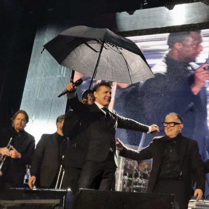 jaqueymate2's tweet photo. 🌧 Además de eso, y pese a que la llovizna era tenue, el cantante subió al escenario a un asistente para que le sostenga el paraguas mientras su público tenía prohibido el ingreso de los mismos al Monumental de Alta Córdoba.

😡 Más de 18 mil personas asistieron al show. https://t.co/So9mGN2LJ0