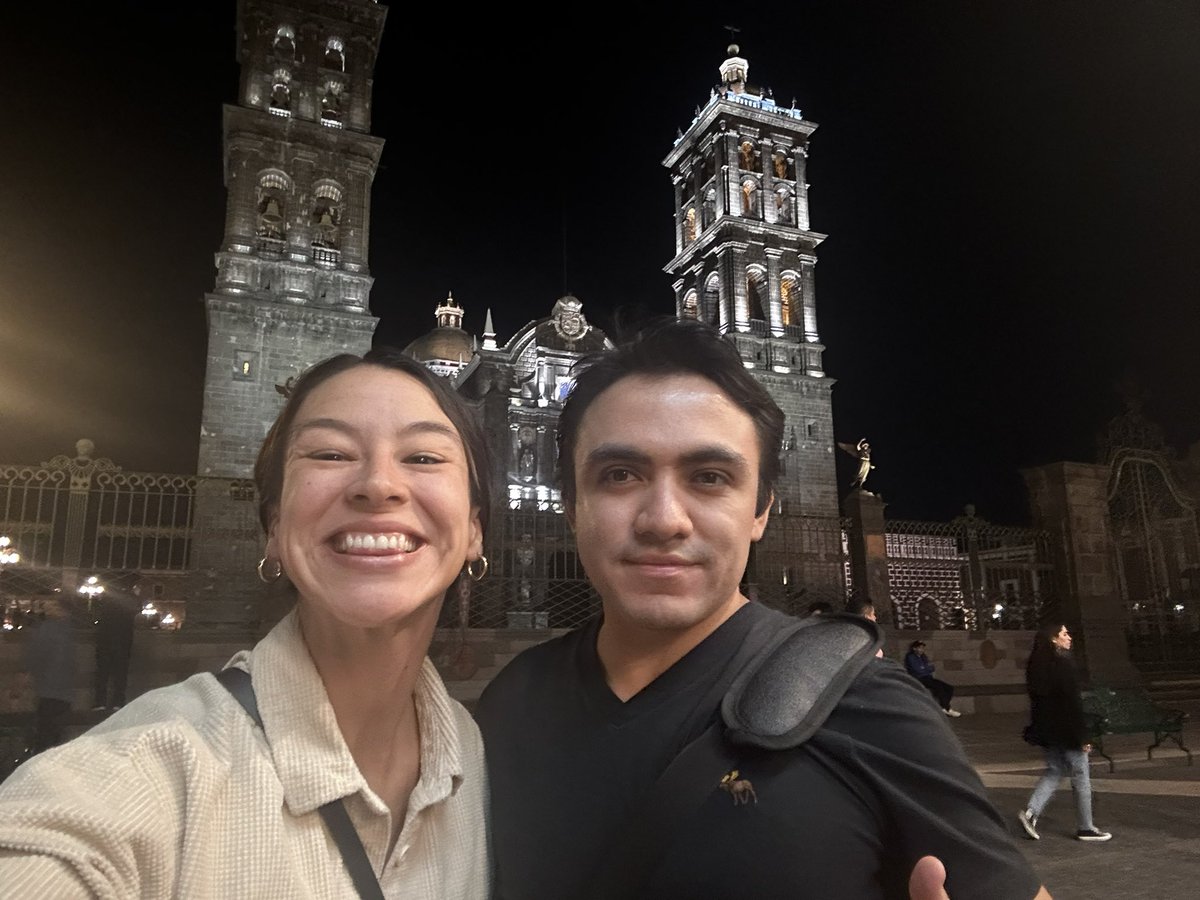 NFTMami's tweet photo. Just had the most amazing encounter with @cyphernauta en Puebla 🤓🇲🇽
El ganador de #SuperteamMX con su súper proyecto de LunaAI 👩🏻💻 https://t.co/LsOkcut974