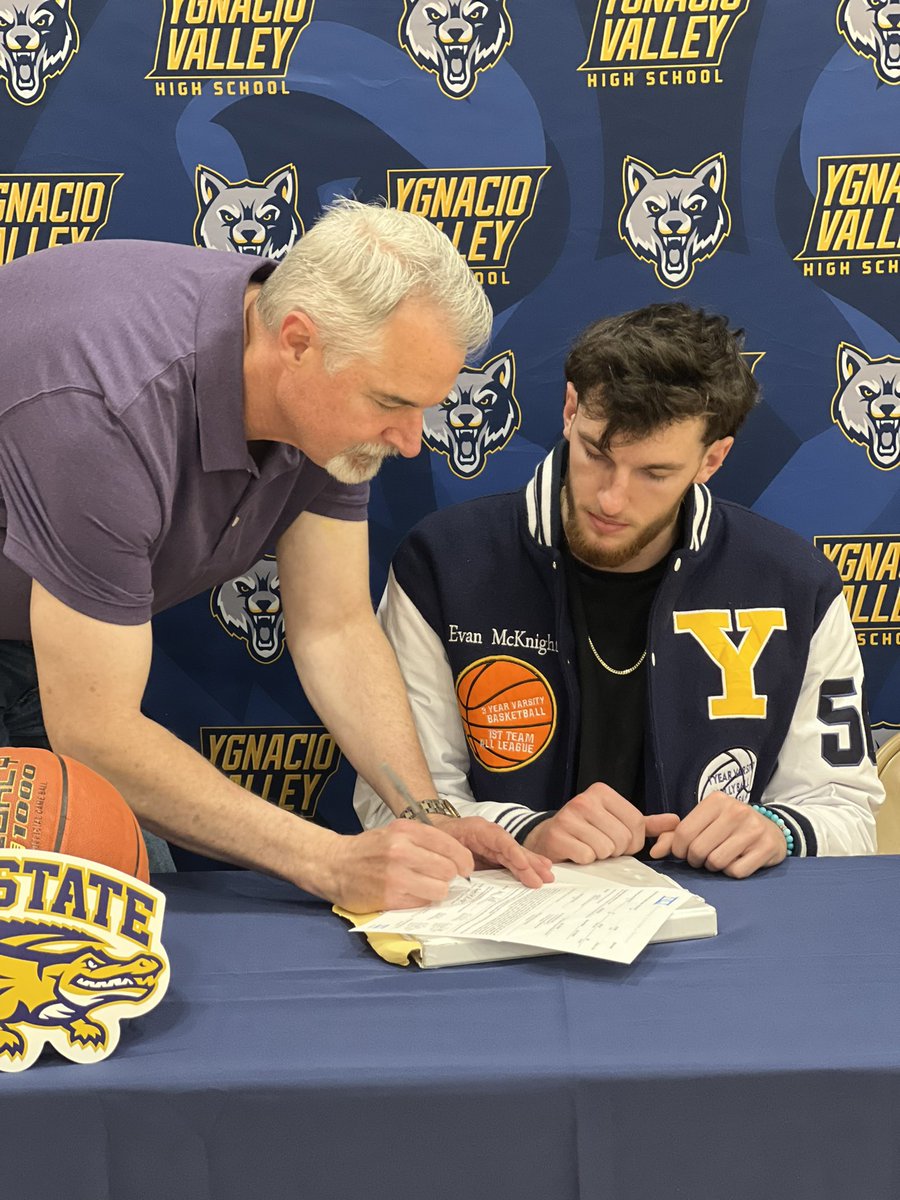 🚨 Exciting news for SF State Gators basketball fans! 🏀 YVHS Basketball Star Center Evan McKnight signs letter of intent to join the Gator family!!🌟 Let's wish him well @ SFSU and look out for an incredible season next year🐊💥 @SFSUGators @YVwolvesbball @SFState_MBB