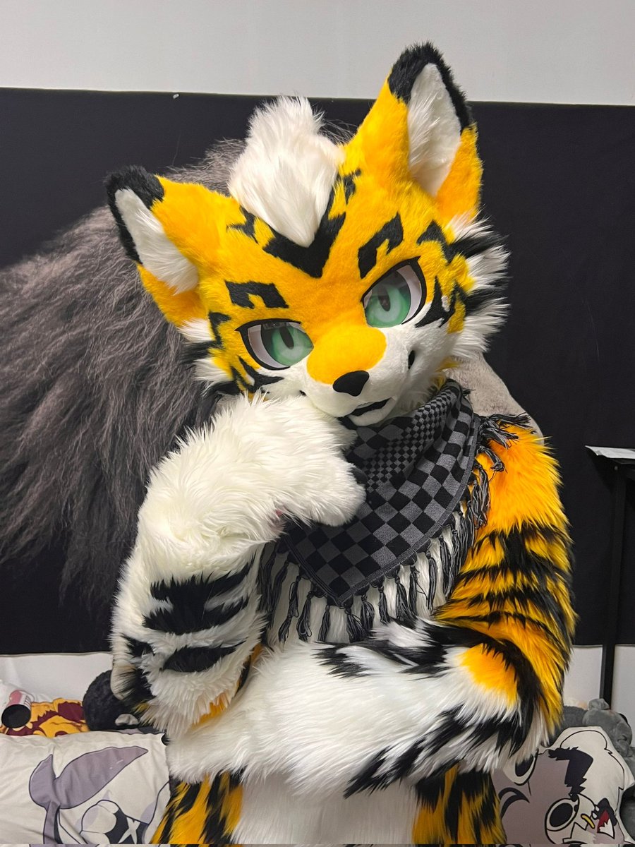 Meet Ryusuke V.2 I'm so happy to see him in Full-body suit 😭❤️ #FursuitFriday Thanks @333sango for bringing him to life. Exquisitely gorgeous work