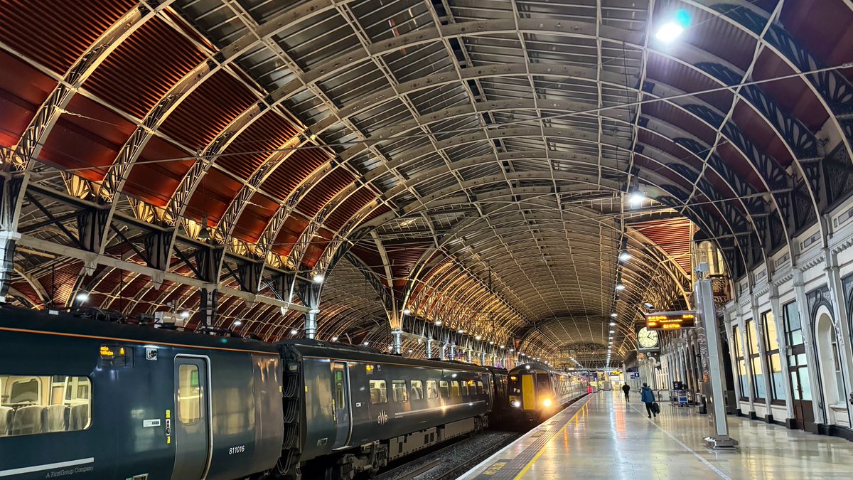TookeyCookie's tweet image. Platform 1, Paddington with the 01:42 to Reading, consisting of 4 coaches. 

#paddington 
#class387 
#uktrain
#railway
#trains
#paddingtonstation
#station 
#london