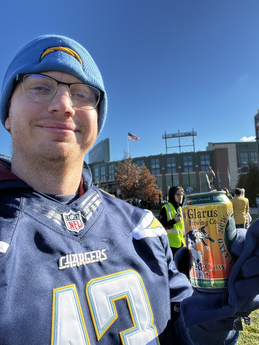 KevFar17's tweet photo. 😭 @Keenan13Allen https://t.co/s7PlW59Gbo