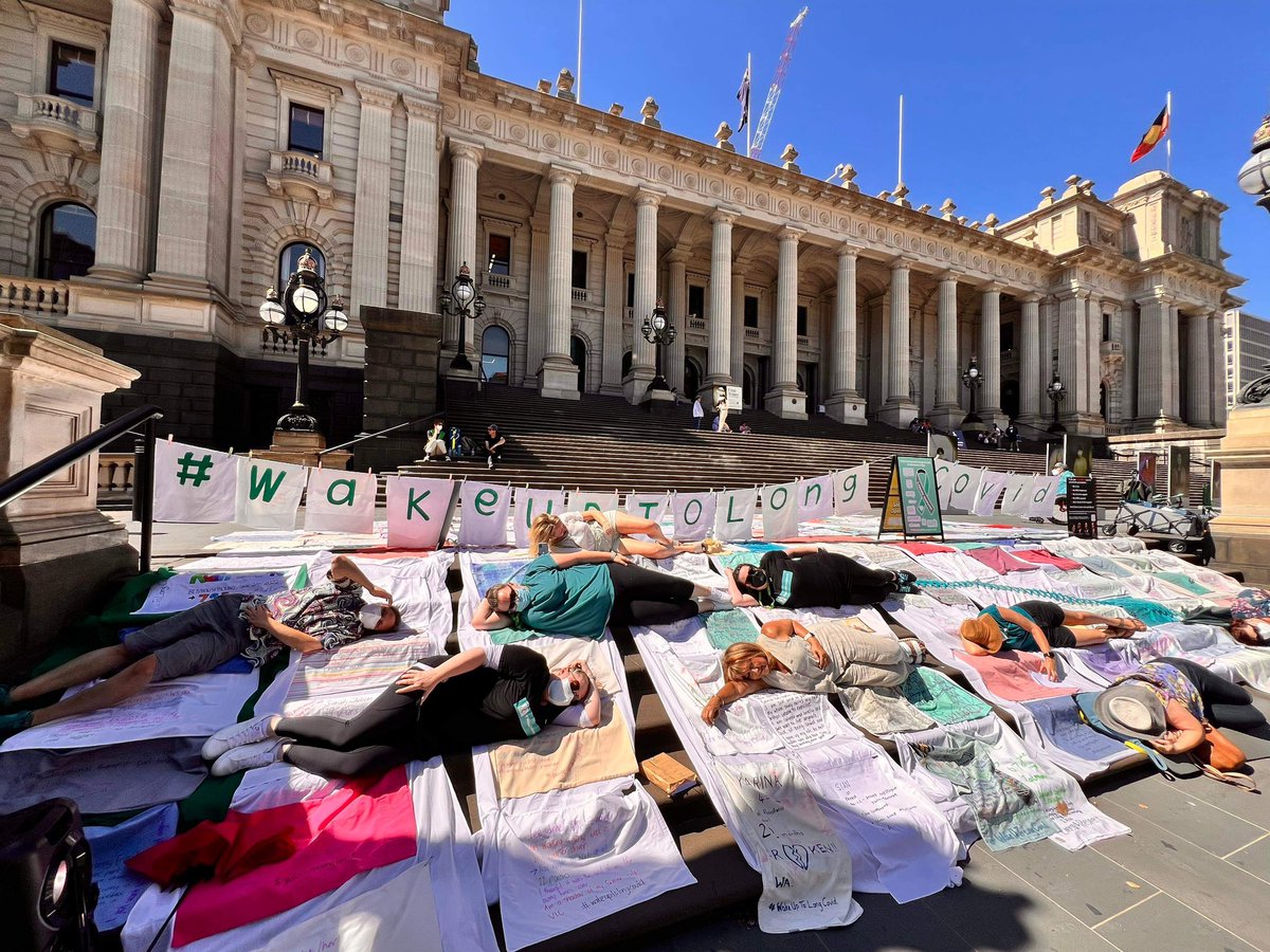 #LongCovid patients lie down on Victorian Parliament House steps to raise much needed awareness on #LongCovidAwarenesDay. 200+ pillowcases on display representing those who are suffering but could not attend. 
Thank you to Long Covid Support Australia for organising. #auspol