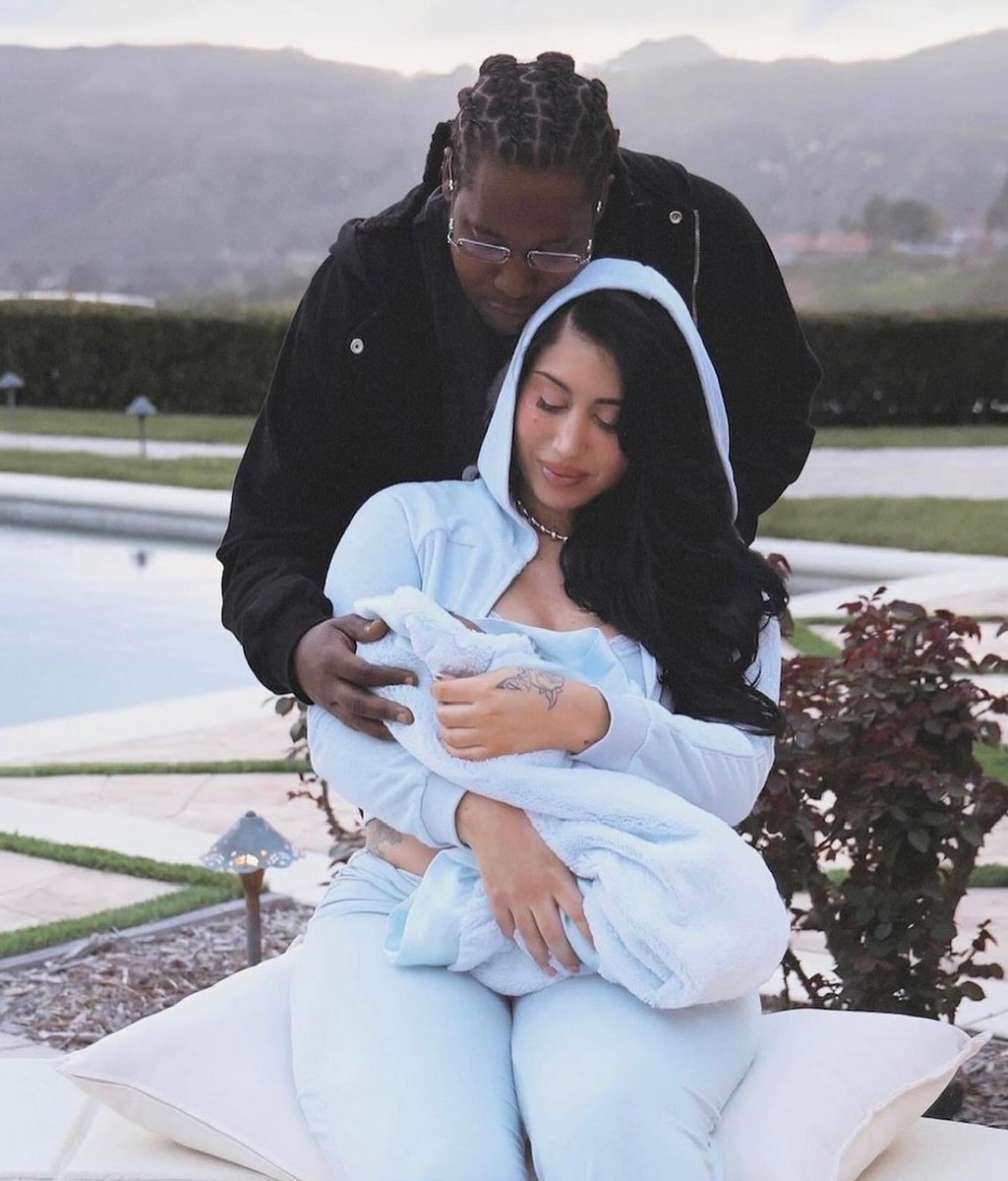 runtherunwaymag's tweet photo. ¡Paren todo! Kali Uchis y Don Toliver le dan la bienvenida a su primer hijo y nos compartieron este momento en redes sociales. 🥹🤍
📸: @kaliuchis
#RunTheRunwayMagazine 🌟 https://t.co/avy2KO78zo