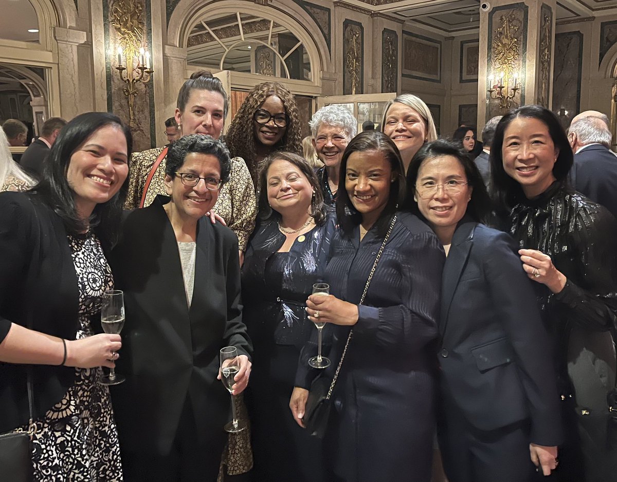 helen fernandez tweet media