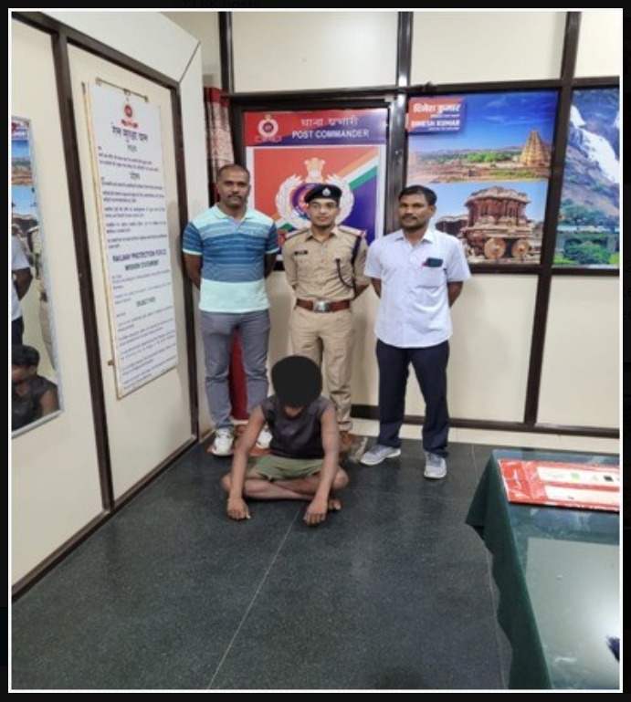rpfswrubl1's tweet photo. #RailSuraksha: RPF/Hubli and RPF/CIB/Hubli team Executed 04 pending Non-Bailable warrants. All the cases were convicted and closed by the Hon’ble court.
@RPF_INDIA @drmubl https://t.co/S65xfw8AhC