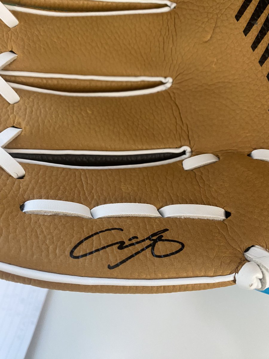 我が母校の小学校に行く用事がりその帰りに大谷グローブを見せてもらいました
もしかして金庫から出てくるのかなぁ😱と思いきや職員通用口に飾ってありました😅
子どもたちもキャチボールで使っているそうです😊
サイイン入り👍

#大谷翔平 #グローブ #野球 #感謝
#ありがとう
#世田谷区議会議員