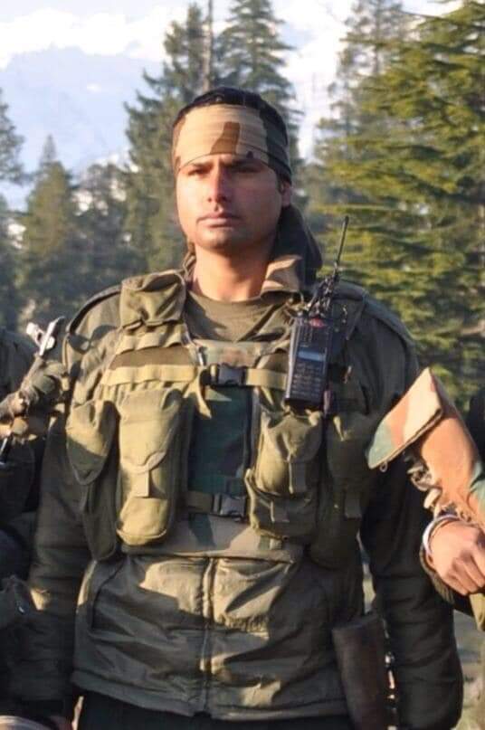 Tanishksengar's tweet photo. On his birth anniversary today, let's pay homage 

SEPOY VIKRAM SINGH
#Shaurya_Chakra
44 RR - 17 RAJPUT

In 2014 he has immortalized along with his Coy Cdr MAJ MUKAND VARDARAJAN fighting terrorists at Shopian

The duo killed A+ category hardcore terrorists.

बोल बजरंग बली की जय https://t.co/Zv3JfZtjLB