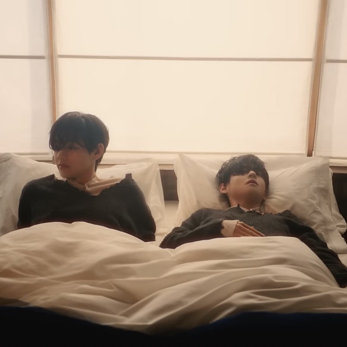 เอ้ามึงงงง อหหหห แทฮยองแกงอาร์มี่มากกกก พีคชิบหายยย ตอนแรกตื่นมาโดนรถชนสรุปฝันตื่นขึ้นมาอยู่กับสาว พอฉากต่อมาโดนรถชนต่อหน้าสาว ตื่นมามีแทฮยองสองคน เอ้า ละตอนจบหน้าดื้อมาก55555555555555555555555555555555555555555555555555555555555555555555555555555555555555555555555555555555555555