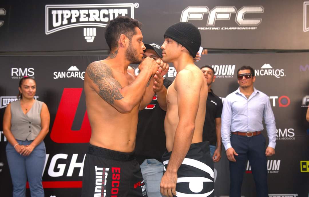 EmilianoCandido's tweet photo. #FFC73 Subimos a peso gallo donde se enfrentan Angel Escobar 🇻🇪 y Jonathan Martínez 🇦🇷 ¿Quién gana? Lo ves en los canales 615/1615 de Directv o en la APP DGo! https://t.co/aVmgm0sLO4