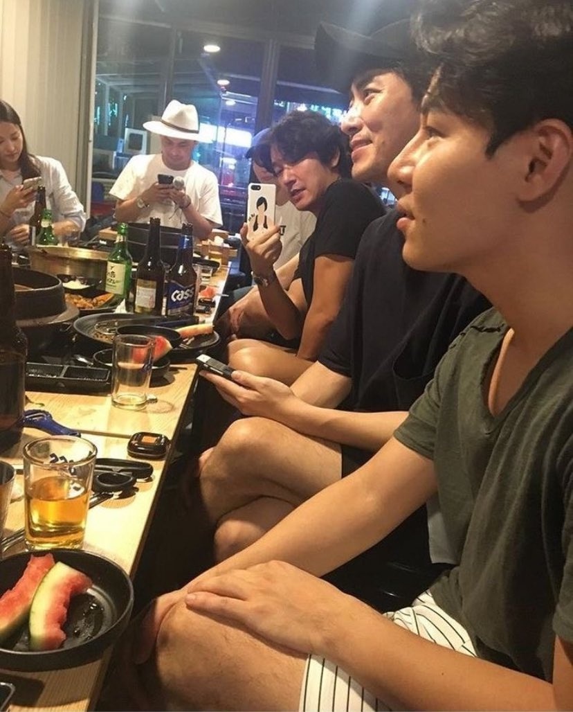 SYDABO3's tweet photo. 조카들이랑 노는 고모 찍는 고모부 https://t.co/w2x45tQBPs