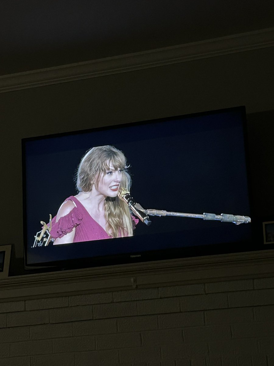 Kay_Lin91's tweet photo. THATS A REAL FUCKIN LEGACY @taylornation13 #Maroon #TheErasTourTaylorsVersion https://t.co/jSjpfy1NGq