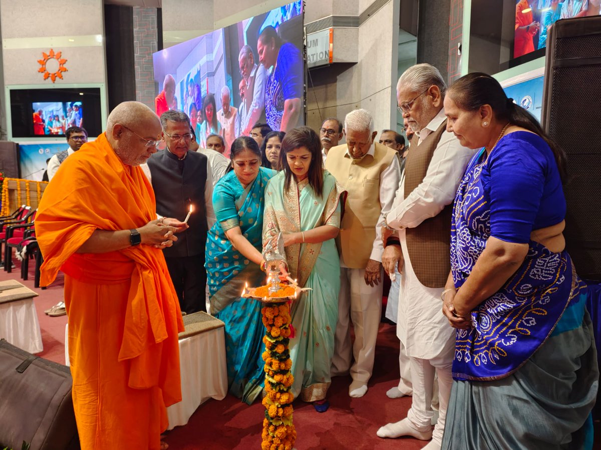 Sh. Parshottam Rupala, Hon’ble Union Minister, FAH&D, inaugurated the Book and Video release Ceremony by lighting the lamp, marking the official release of the much-anticipated Book and Video on the Sagar Parikrama Programme.