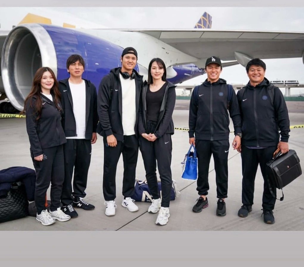 Stepwagon925's tweet image. 消えちゃったからまたまた(´・ω・｀)
左から水原夫婦
真ん中大谷夫婦
山本夫婦ではないꉂ🤣𐤔
#大谷翔平
#田中真美子
#結婚おめでとうございます
#開幕戦 
#韓国