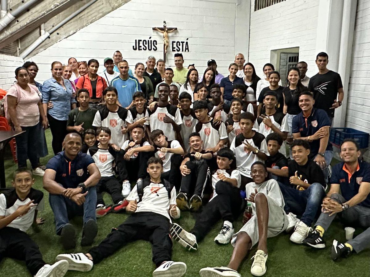 Paulerickv17's tweet photo. 🧡⚽️🫂 LA FAMILIA SUB14 EFC!
#jesusestaaqui https://t.co/Jw8eA03HlX