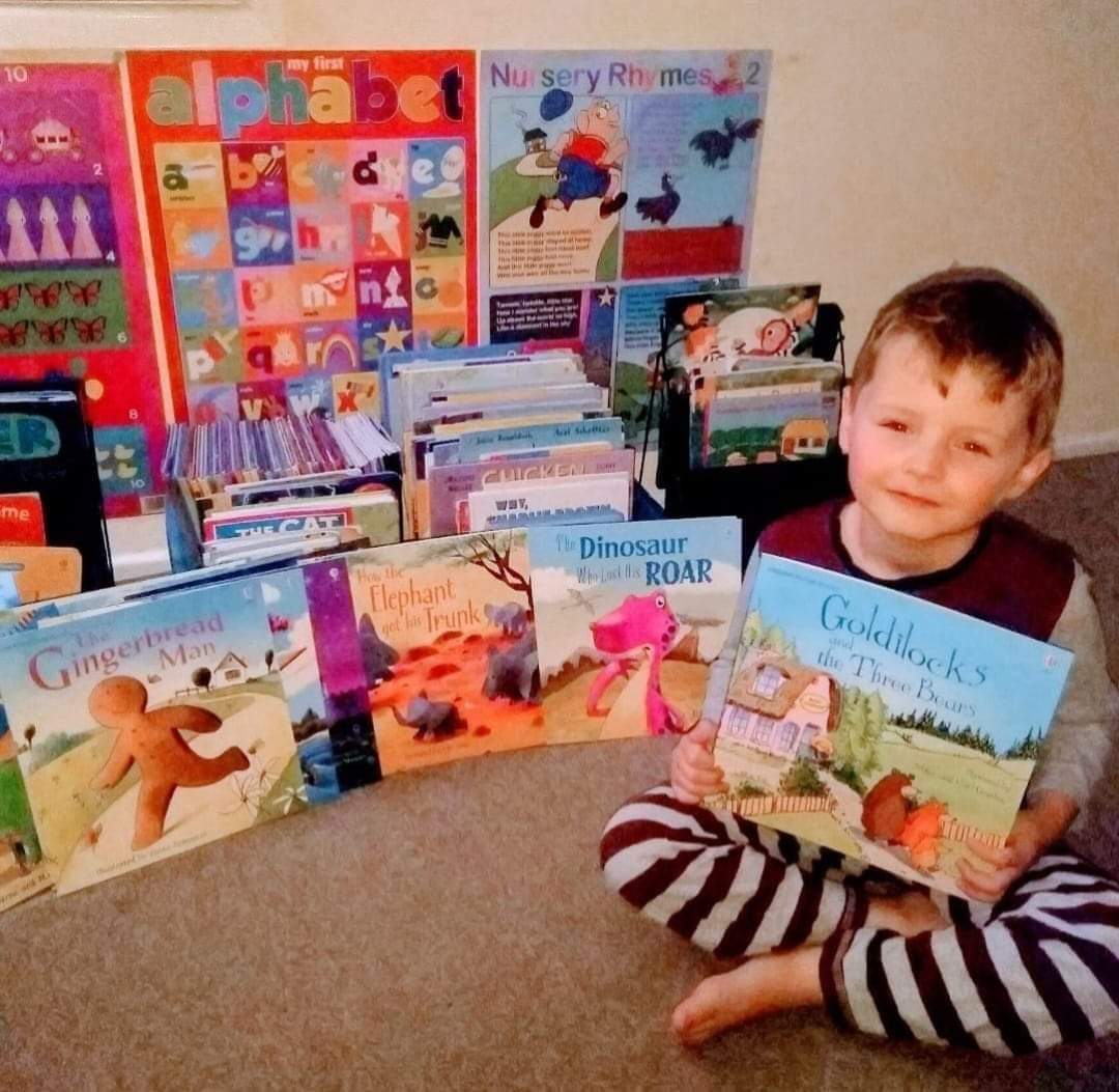 PeekaBook8's tweet photo. 📚 There is nothing better than snuggling up and reading to your little ones. My parents always did with me &amp; believe this is why I LOVE books so much! 

📚 My boy is surrounded by so many amazing books &amp; they were all FREE, thanks to Usborne.

💙📚 I love what I do!! 📚💙 https://t.co/Chbx1ZkS1e