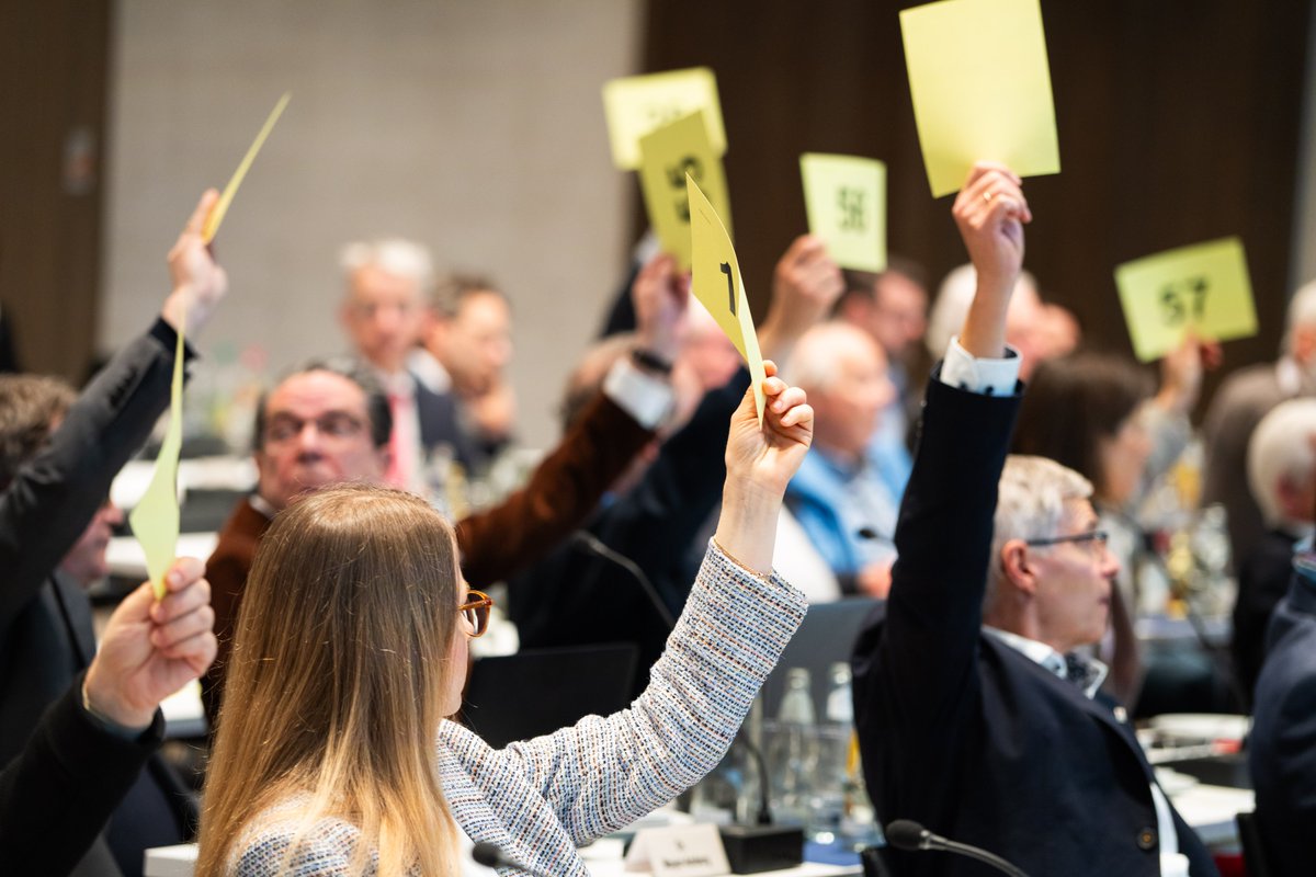 Die Delegierten der Kammerversammlung der Ärztekammer Niedersachsen fordern, auch Krankenhäuser zur Nutzung des bundeseinheitlichen Medikationsplans zu verpflichten. aekn.de/detail/aerztek…