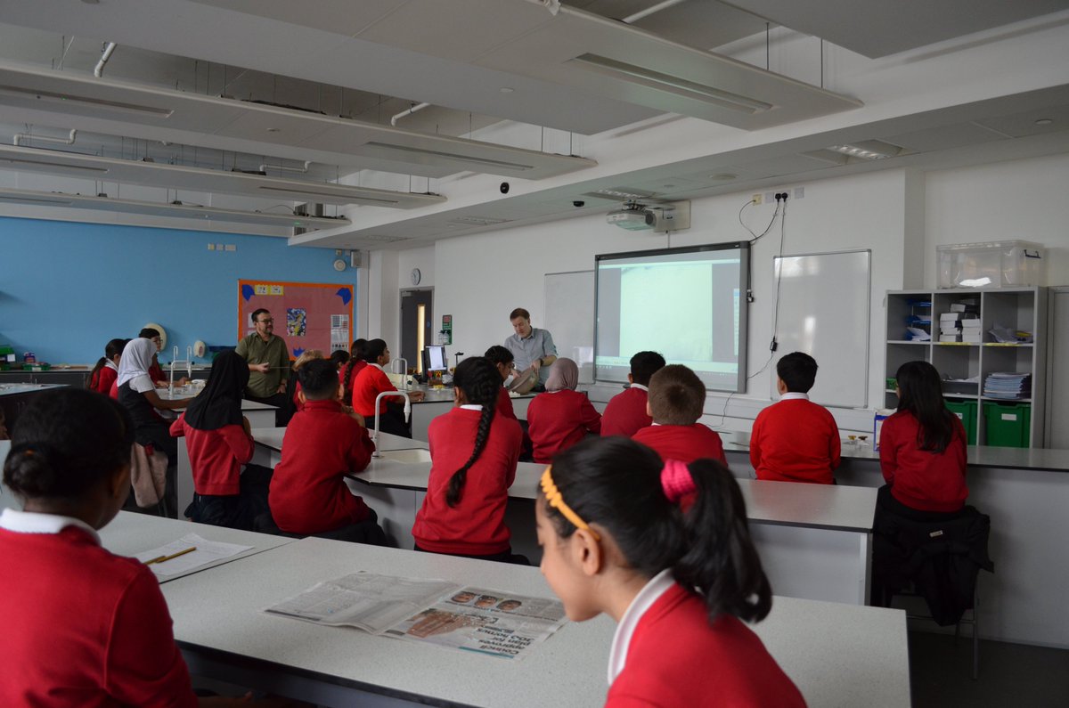 It's Year 5 Science Week🧪
Yesterday @allenbyschool joined us in the morning to make bath bombs, they also had fun taking turns to use the microscope.
#ScienceWeek #EalingSchools #Year5Transition