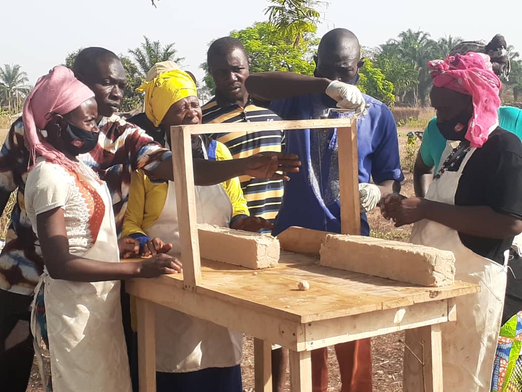 To foster harmony and collaboration between farmers and cattle herders in Falaba district, WFP is empowering 30 individuals—primarily women—through soap making training. Investing in skills that unite communities is key to sustainable peace.#PeaceBuilding