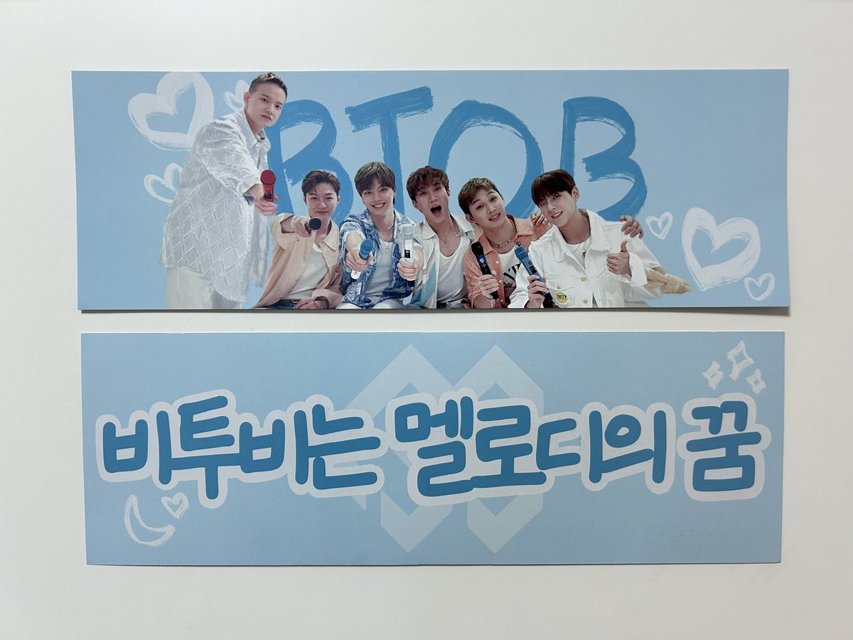 mel_1ov3's tweet photo. 🩵0324 막콘 나눔 공지🩵

-막콘때 미니 슬로건(300X100mm) 나눔 합니다!
-이번 나눔은 오직 현장나눔만 진행하고 100장 정도 챙겨 갈 예정입니다!
-착장은 당일에 이 글 타래로 올려드릴게요!
-또한 추가 공지가 생기면 타래에 남겨둘게요:)
-슬로건 앞 뒤 디자인은 아래 실물 사진 참고해 주세요! https://t.co/E7WIz0UWvI
