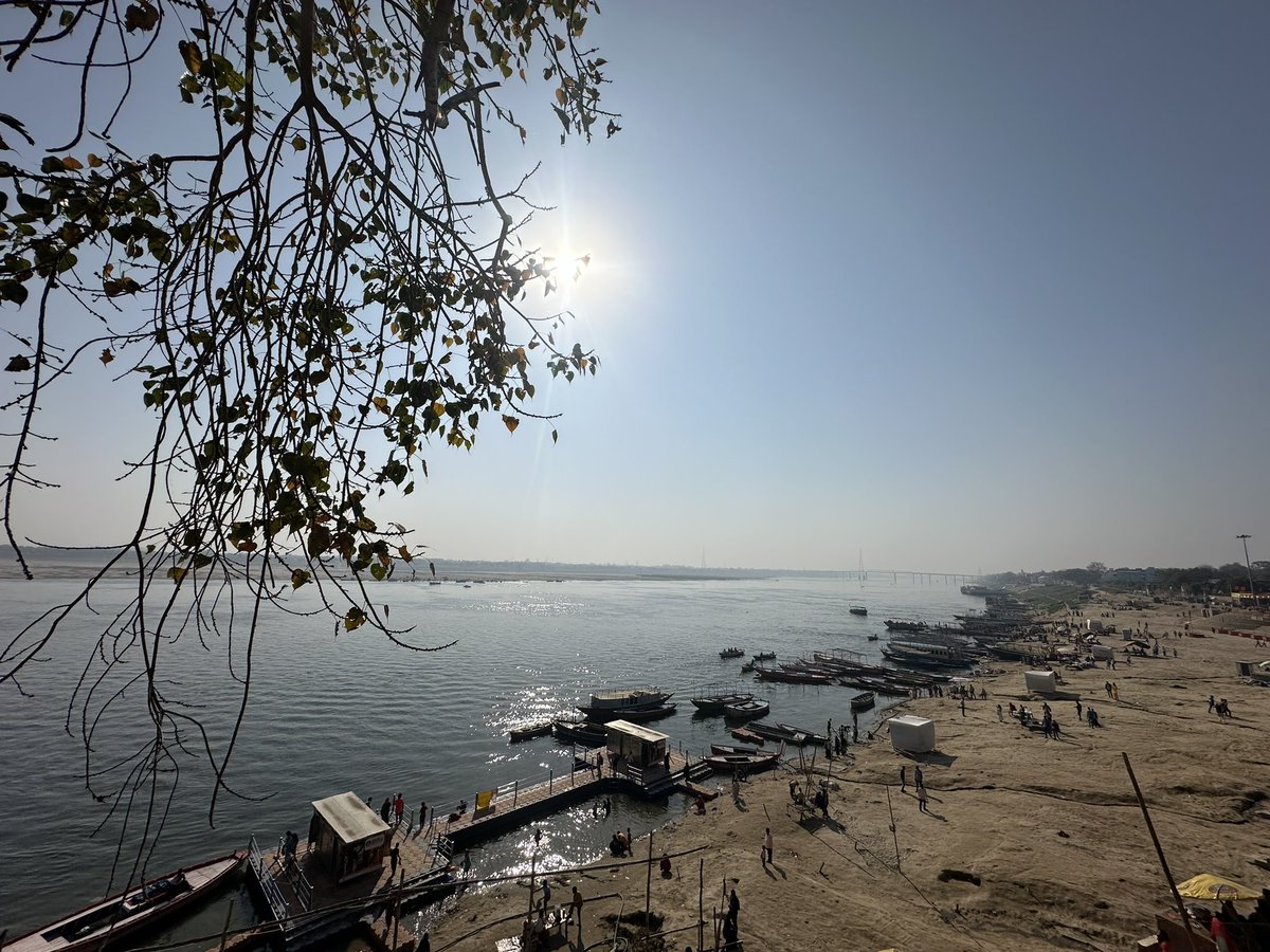 गंगा की सोहबत की आदत सी हो गई है…
कुछ दिन बिना देखे हुए नहीं की बिरहन मोड ऑन हो जाता है। 

काशी मतलब गंगा ही है मेरी ऑक्सफोर्ड डिक्शनरी में।कुछ घंटे चुपचाप इसके किनारे बैठना किसी डीटॉक्स से कम नहीं। 

और हां इसकी किनोरों पर जो घाट सिले हुए हैं ना, वो पूरी स्टोरी बुक हैं। घाट की