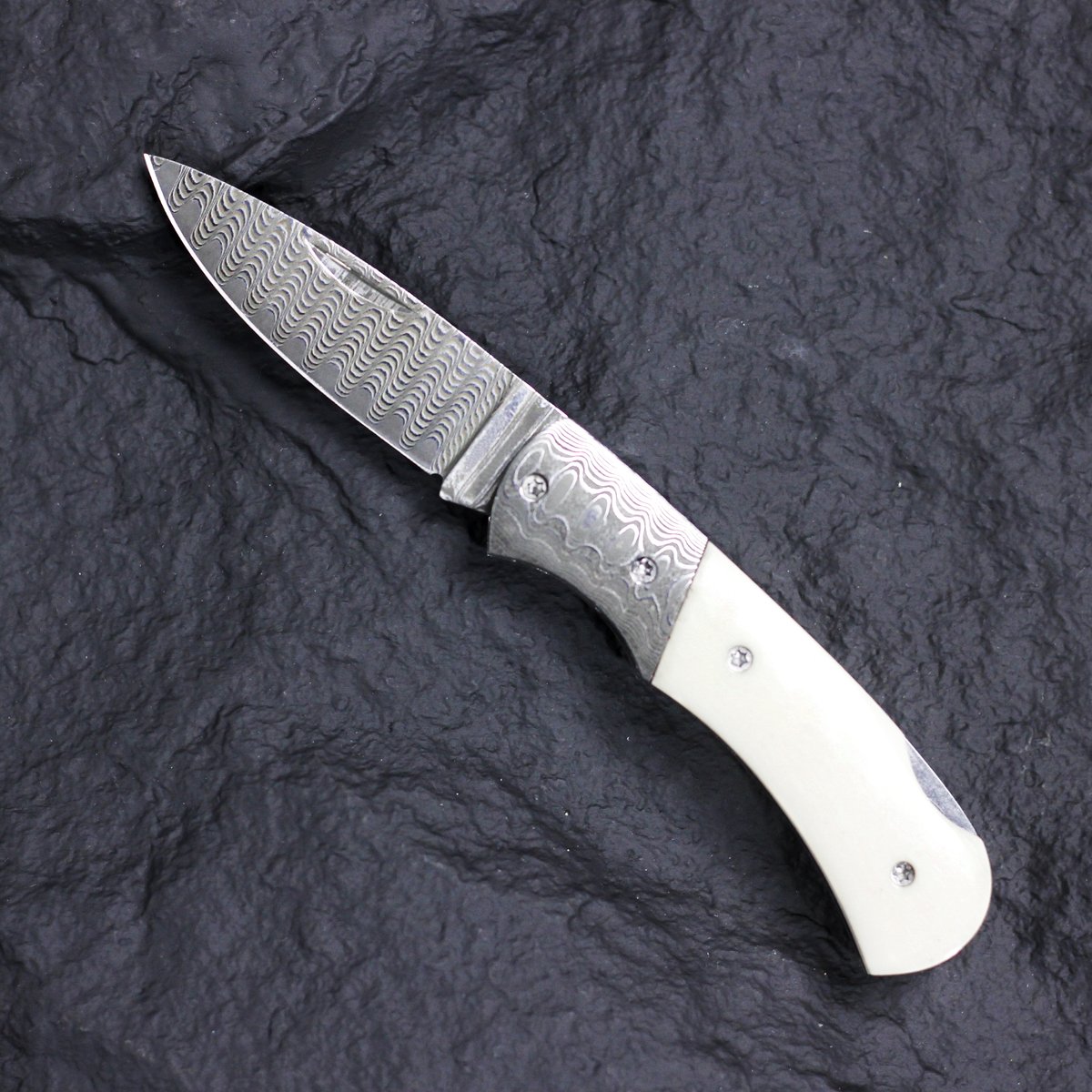 SunlongKnives's tweet photo. Tiny but mighty! Our Damascus steel folding knife is the perfect blend of elegance and utility, making it the ultimate gift for outdoor-loving ladies. 🎁🌲

#sunlong #yousunlongknife #Gift #girl #knifelover #PocketPower #OutdoorElegance https://t.co/A2n6GneRhD