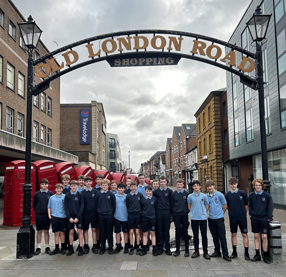 RygbiGlantaf's tweet photo. Bechgyn lan yn gynnar, barod am y her ar ôl noson braf yn Llundain 🏉

Boys up early and ready for the challenge 🏴󠁧󠁢󠁷󠁬󠁳󠁿

@Ysgol_Glantaf v @JohnFisherSport 

@WalesRugbyL @Schools_RL https://t.co/IgmX9kxeIW