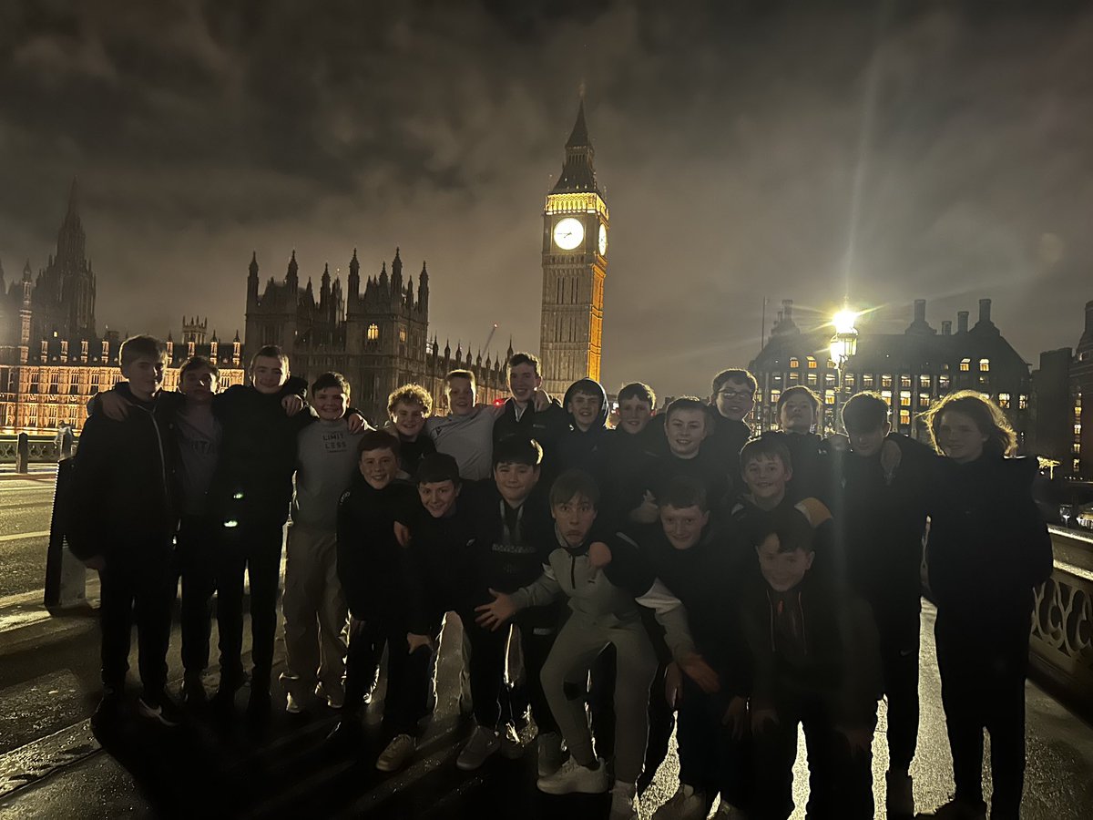 RygbiGlantaf's tweet photo. Bechgyn lan yn gynnar, barod am y her ar ôl noson braf yn Llundain 🏉

Boys up early and ready for the challenge 🏴󠁧󠁢󠁷󠁬󠁳󠁿

@Ysgol_Glantaf v @JohnFisherSport 

@WalesRugbyL @Schools_RL https://t.co/IgmX9kxeIW