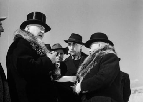 cultugrafia's tweet photo. En Milagro en Milán, los protagonistas son personas desplazadas económicamente que luchan por su dignidad...

Artículo: Plácido de Berlanga, la mejor sátira del cine español en Navidad
https://t.co/H7hJnn9vFY
Imagen: Fotogramas de Milagro en Milán (1951), de Vittorio De Sica. https://t.co/Tqda1FiDxc