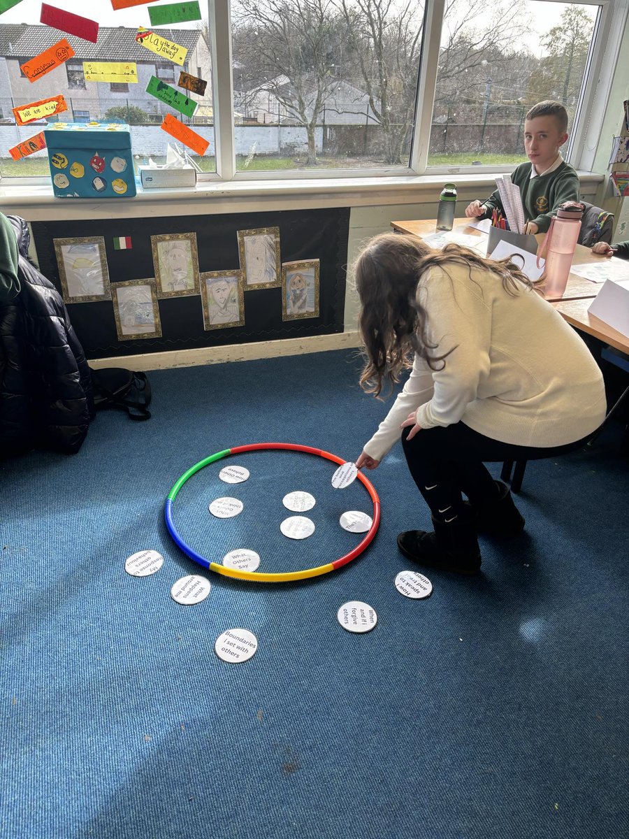 Making decisions week of the @BeeYouNAC Ambassadors Bounce Back Programme at @StWinnings primary had the class discussing curiosity how it can help us, what are the enemies of curiosity and then we looked at things we can and cannot control in life 😊🗣💭 @VickiAndrew3