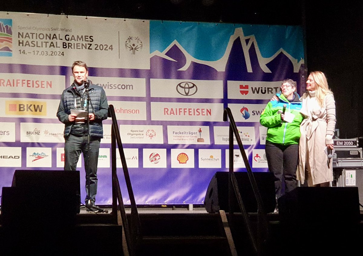 SicherheitBern's tweet photo. Eröffnung der https://t.co/YY9ma39DWd mit 600 geistig beeinträchtigten Sportler/innen in #Meiringen - ein grandioses, fröhliches, emotionales Fest und toller #Sport. Mit #Trauffer #ChristaRigozzi #FlameOfHope @PoliceBern u.v.m. - Beeindruckend!
Herzlichen Dank allen Beteiligten. https://t.co/2fQazXYWXW