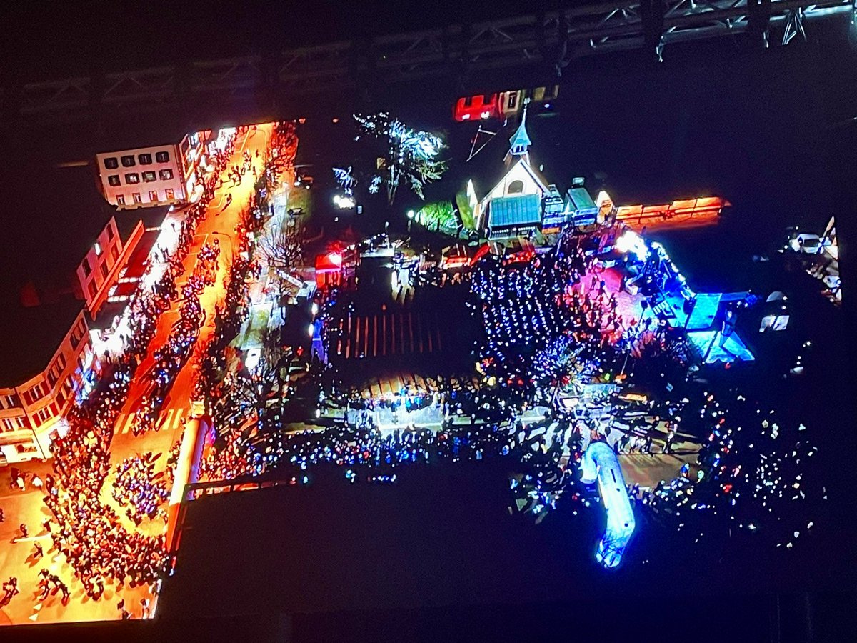 SicherheitBern's tweet photo. Eröffnung der https://t.co/YY9ma39DWd mit 600 geistig beeinträchtigten Sportler/innen in #Meiringen - ein grandioses, fröhliches, emotionales Fest und toller #Sport. Mit #Trauffer #ChristaRigozzi #FlameOfHope @PoliceBern u.v.m. - Beeindruckend!
Herzlichen Dank allen Beteiligten. https://t.co/2fQazXYWXW