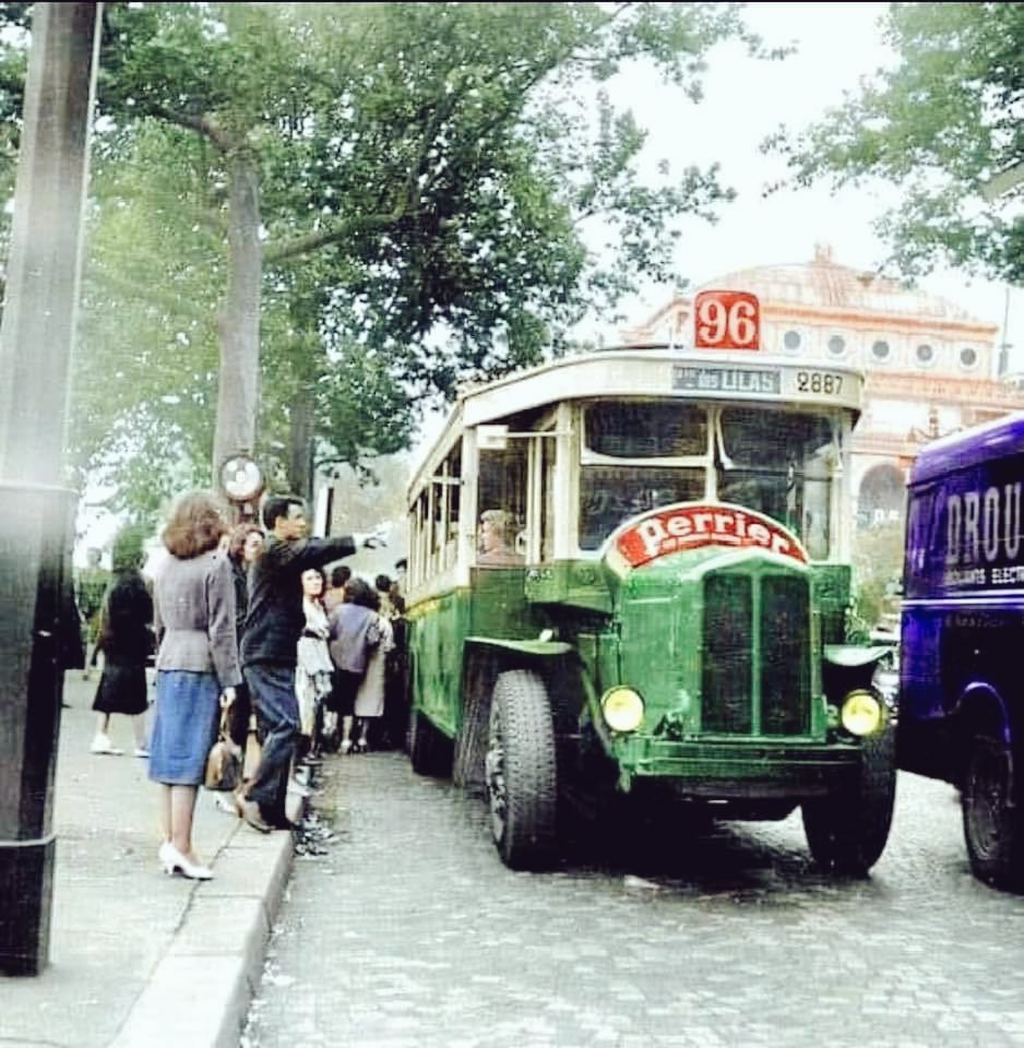 Arrêt Châtelet, bus 96 direction Porte des Lilas. 1952. Paris RATP Bon voyage!