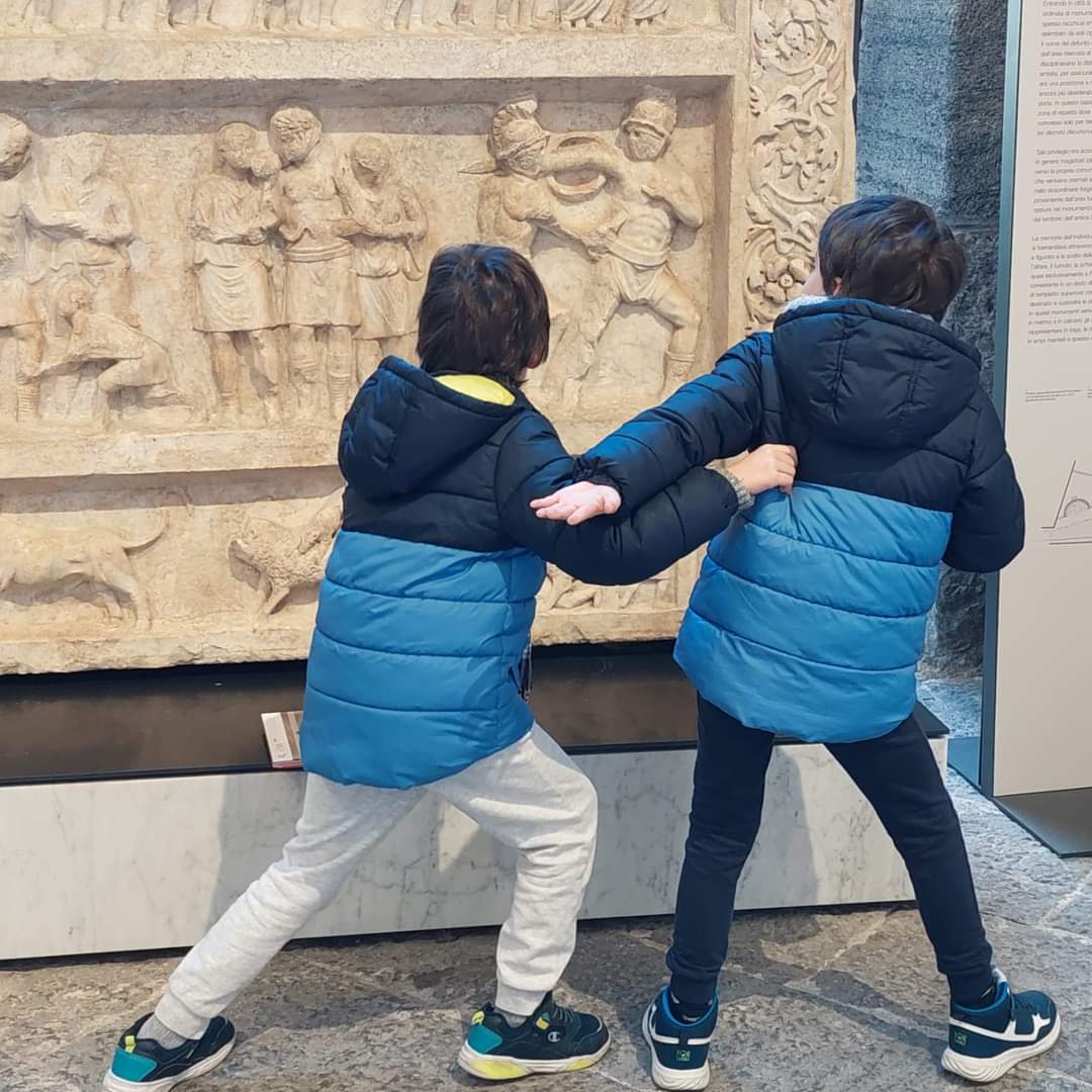 Piccoli gladiatori incantati davanti al rilievo in marmo dalla tomba di Cneius Alleius Nigidius Maio a Pompei, esposto nella sezione dedicata alla Campania Romana. 😉