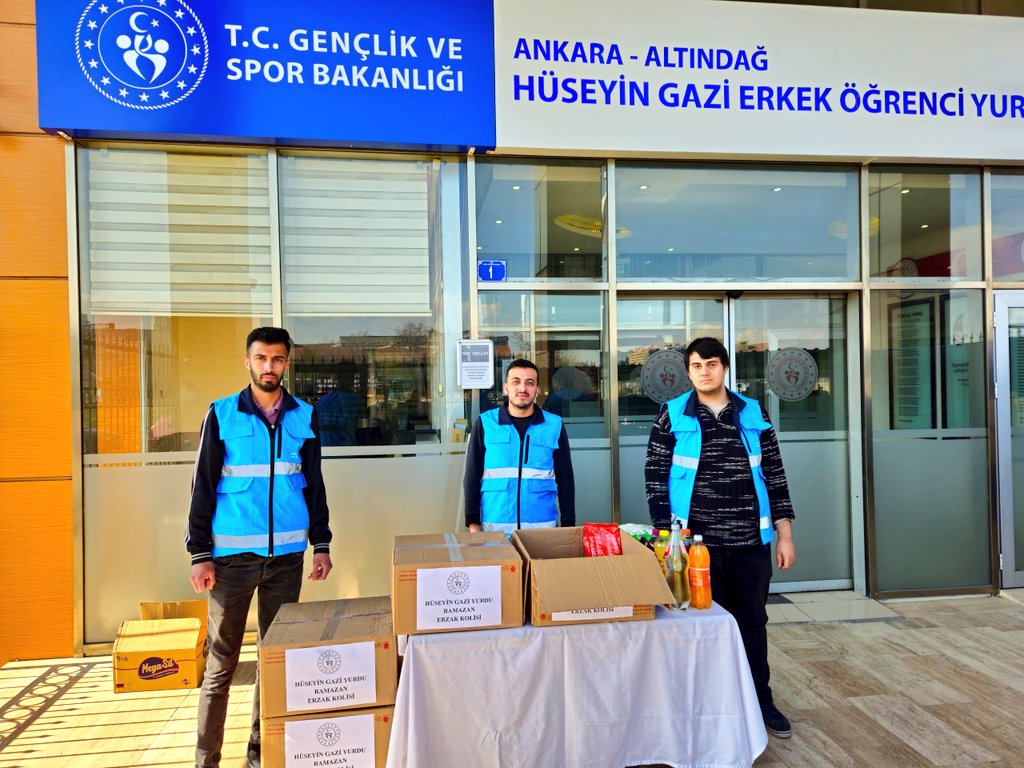 AnkaraKYGM's tweet photo. 📍Hüseyin Gazi Yurdu

Yurt öğrencilerimiz tarafından oluşturulan " Ramazan Erzak Köşesi"nde toplanan yardımlar ihityaç sahibi ailelere ulaştırıldı. https://t.co/UHdLRBzeOY