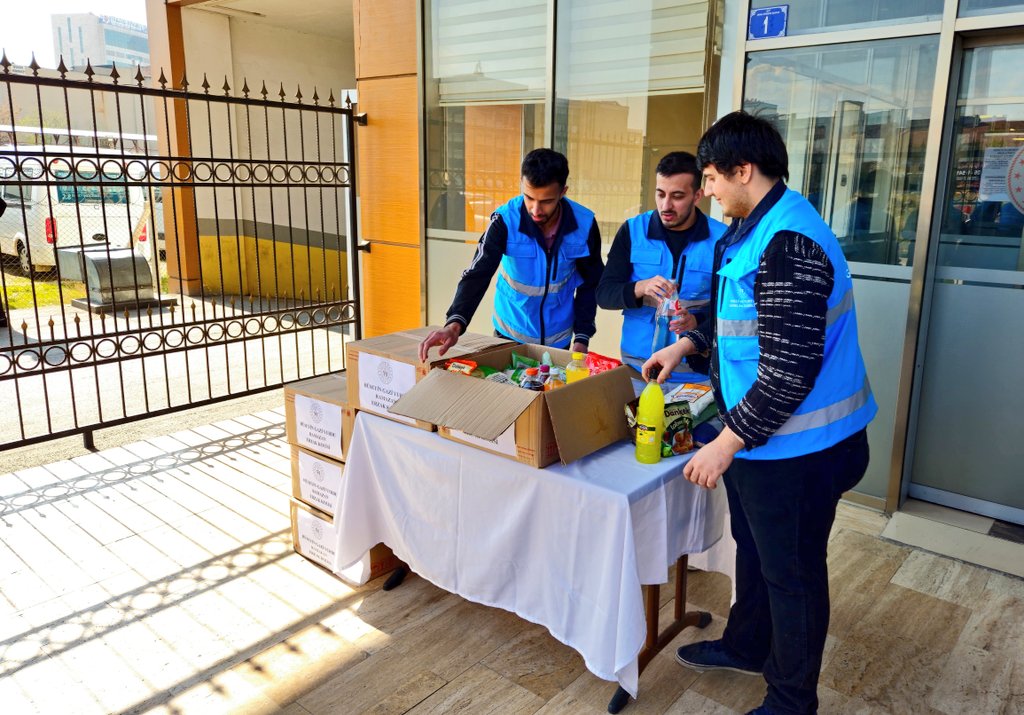 AnkaraKYGM's tweet photo. 📍Hüseyin Gazi Yurdu

Yurt öğrencilerimiz tarafından oluşturulan " Ramazan Erzak Köşesi"nde toplanan yardımlar ihityaç sahibi ailelere ulaştırıldı. https://t.co/UHdLRBzeOY