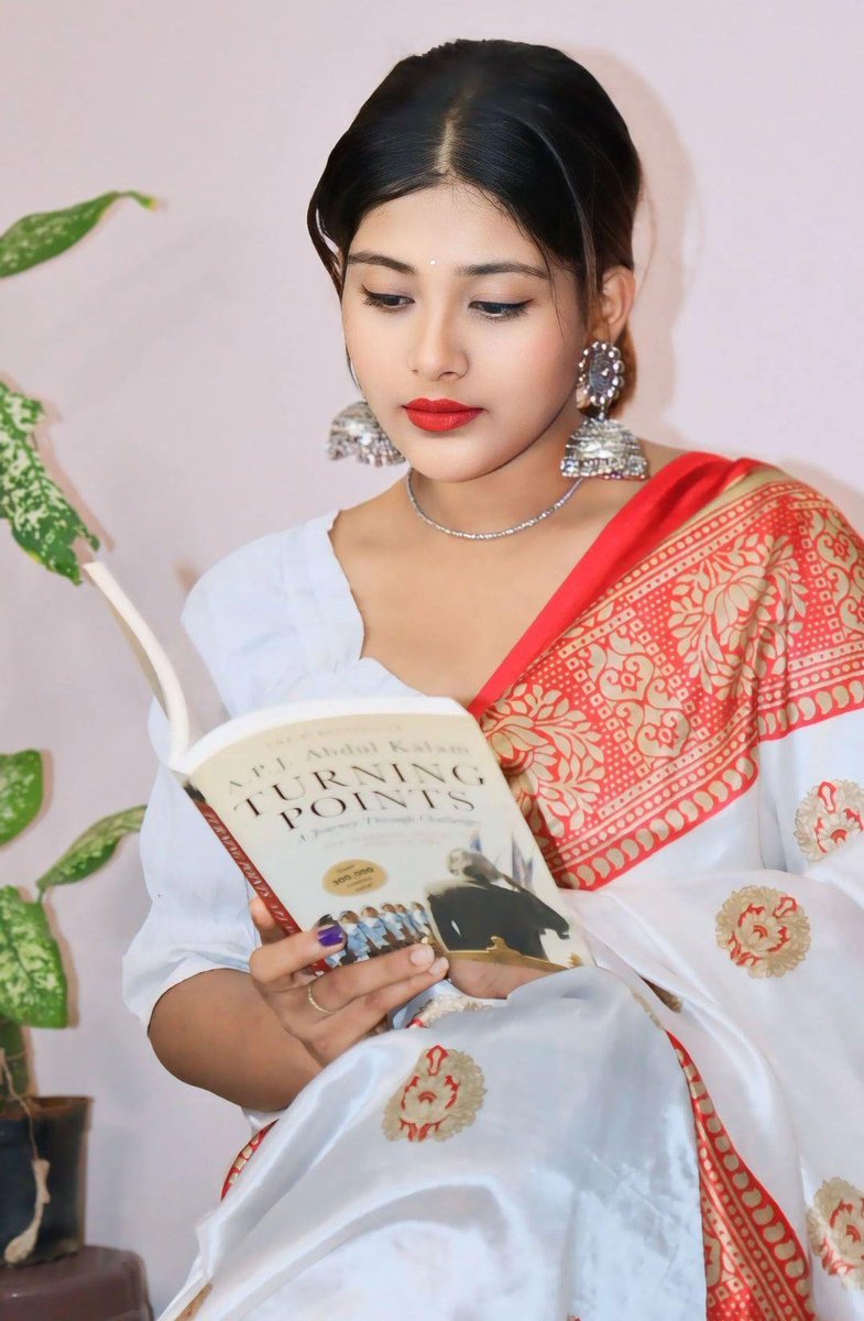 वो जो कभी आँखों से जज़्बात तक पढ़ लेते थे..
अब लिखे हुए अक्षरों के भी मायने पूछते है!!!!