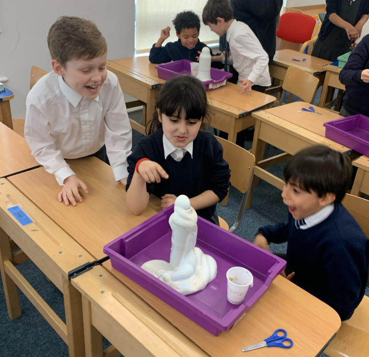 pimlicoprimary's tweet photo. As part of #britishscienceweek2024, Year 3 Exeter had a fantastic visitor show them how to make 'Elephant's Toothpaste' in class. They revisited their knowledge of solids, liquids and gases to discuss how the reaction happened. There was lots of mess, laughter and fun! 🧑‍🔬👩‍🔬🧪 https://t.co/H1oBxY4AJd