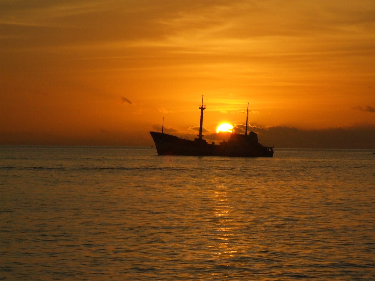 Did you that #Kiribati is not only beautiful but also only country2B situated within all four hemispheres simultaneously – making it one of 1st places in the world to welcome each new day. Pic I clicked way back in 2007 during one of my early assignments #WeekendThoughts #tarawa