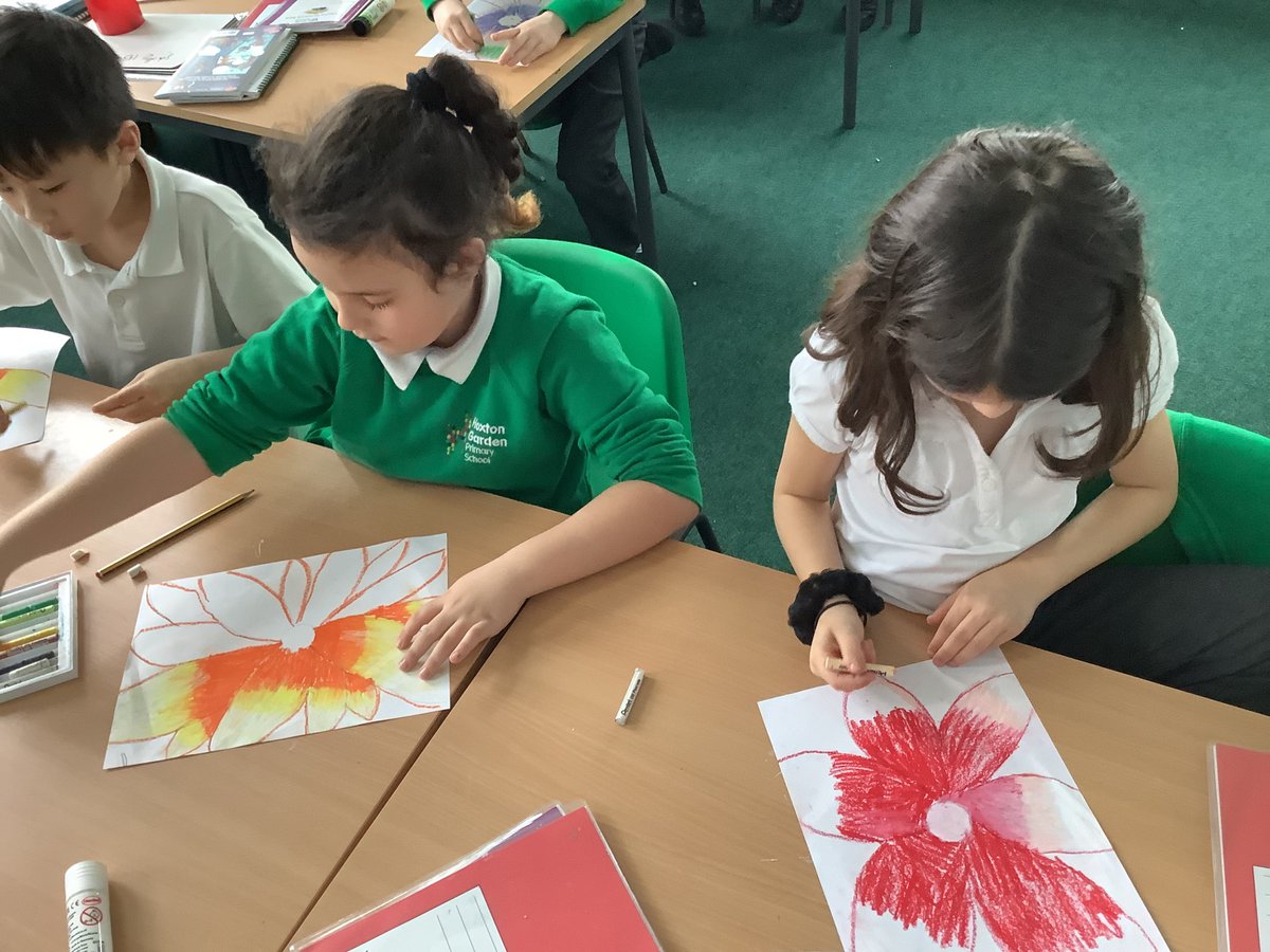Year 3 looked into the work of Georgia O'Keeffe in #Art. Inspired by her innovative approach, they #sketched vibrant abstract flowers utilising the techniques she used in her #artwork. 🌻🌷 #Art #Creative