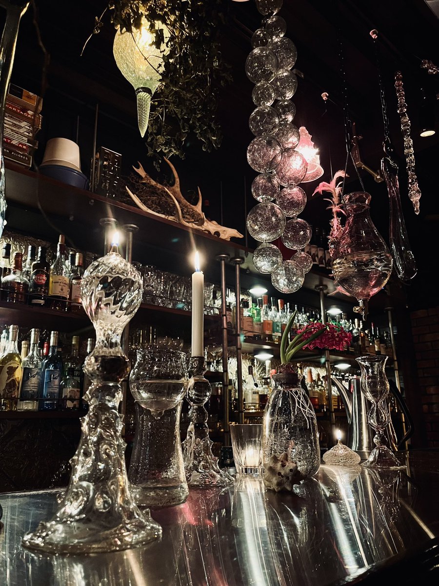 p_pxxx's tweet photo. はじまりました
沢山飾らせて頂きました🕯️
お待ちしております ✴︎
#barBlindOwl × #PPCRYSTAL
#PpxEvent https://t.co/yBMiB1MuKR
