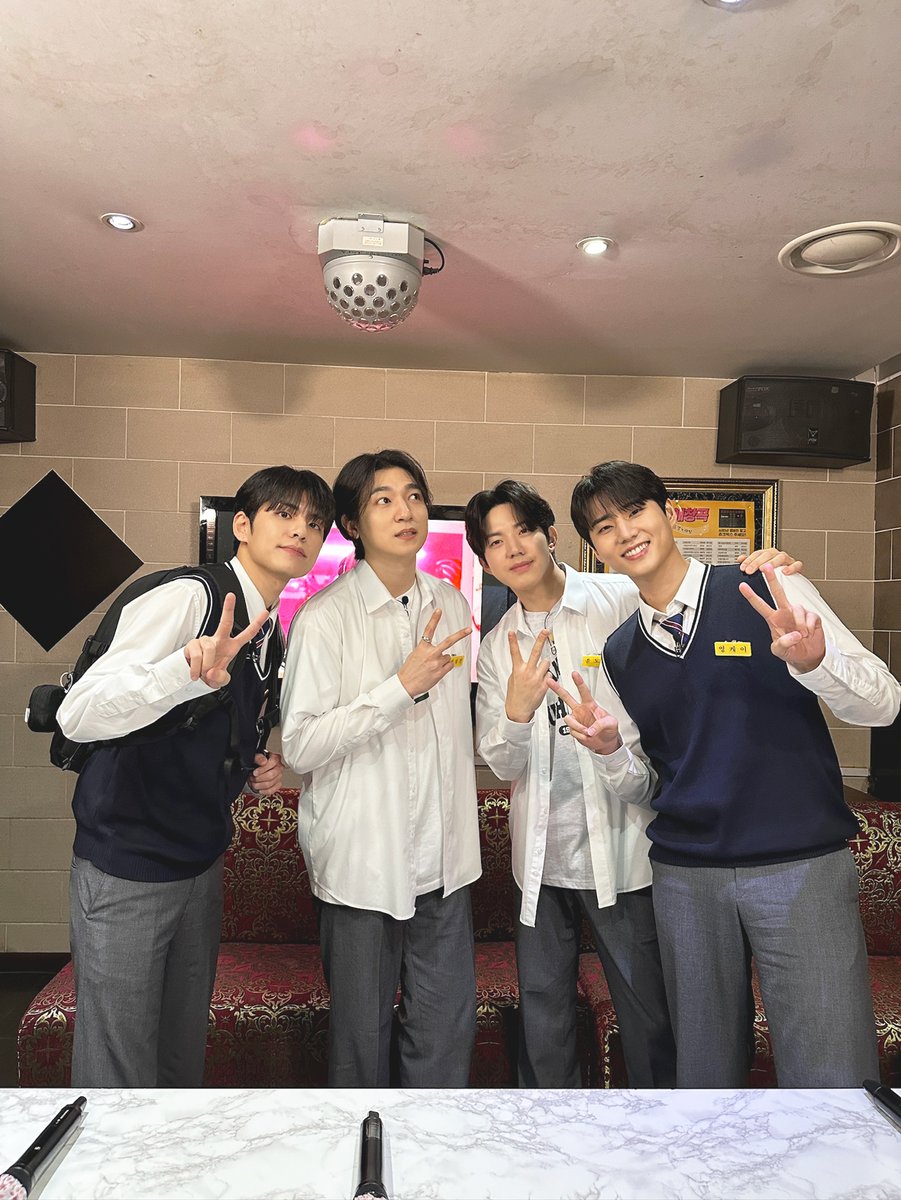 day6official's tweet photo. [ #DAY6_BEHIND ]

잠시맨! 영상이 안 끝나요..❣
DAY6 퍼컬은 교복..? 노래방..?

데식이들 전원 꺅둥이가 된(?) 할명수,
이 조합 'Fourever' 영원하길..☺

#DAY6 #데이식스
#할명수 https://t.co/VlqFOjq660