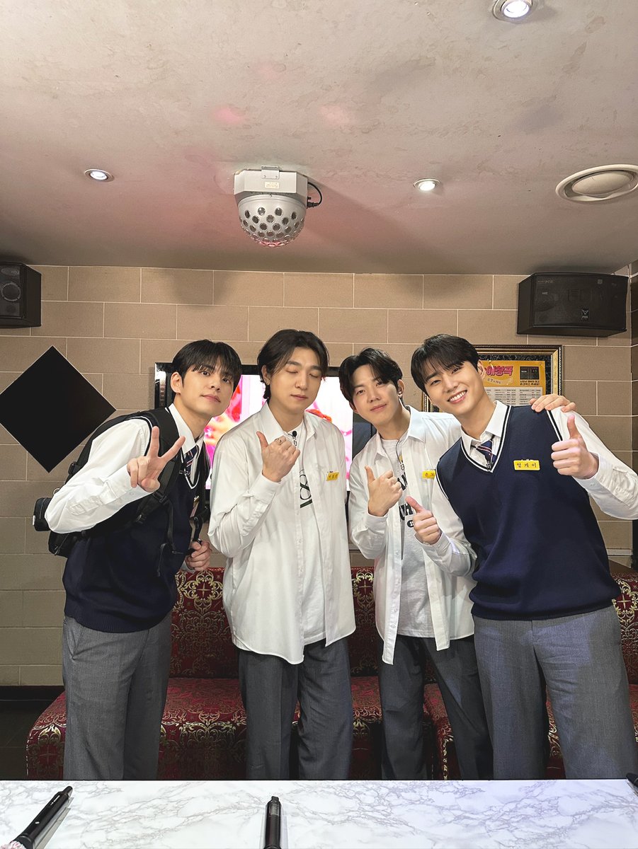 day6official's tweet photo. [ #DAY6_BEHIND ]

잠시맨! 영상이 안 끝나요..❣
DAY6 퍼컬은 교복..? 노래방..?

데식이들 전원 꺅둥이가 된(?) 할명수,
이 조합 'Fourever' 영원하길..☺

#DAY6 #데이식스
#할명수 https://t.co/VlqFOjq660
