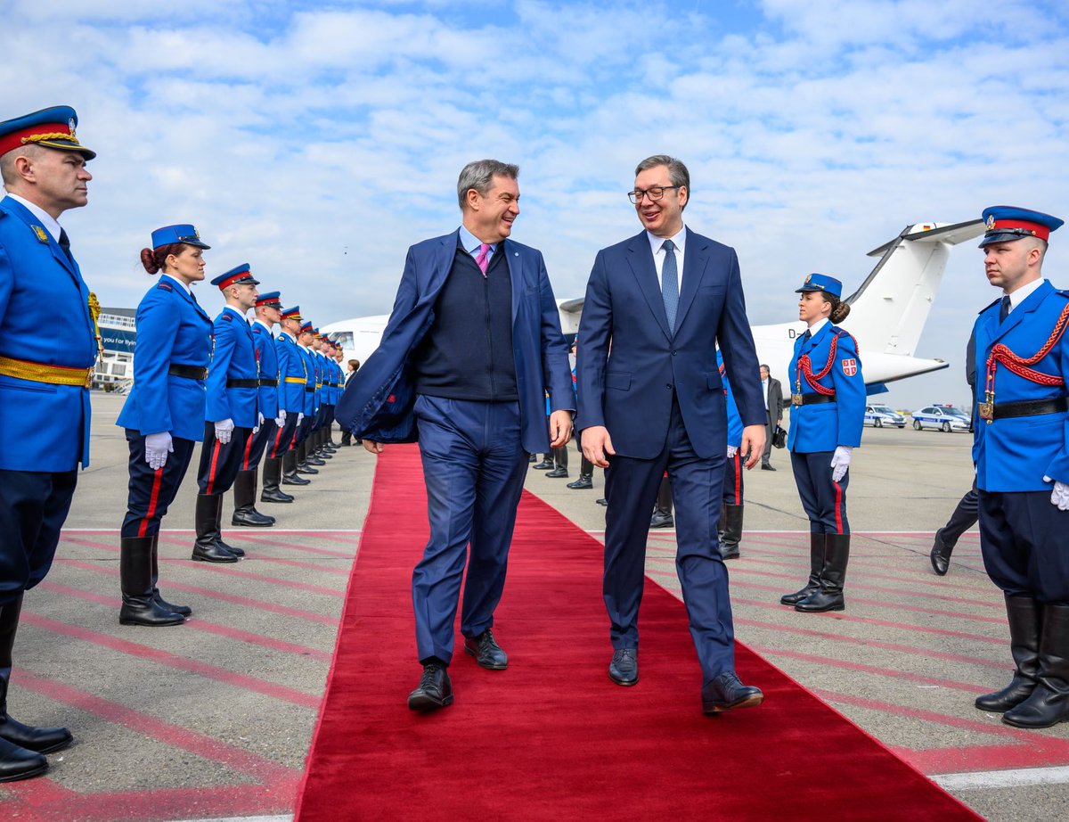 Ankunft in #Serbien: Vielen Dank für den ehrenvollen Empfang am Flughafen in #Belgrad durch Staatspräsident Aleksandar Vučić @predsednikrs. Serbien ist ein Schlüsselstaat, wenn es um die Stabilität des Westbalkan geht. Das Land ist Tor zum Osten und für Bayern ein stabiler und…