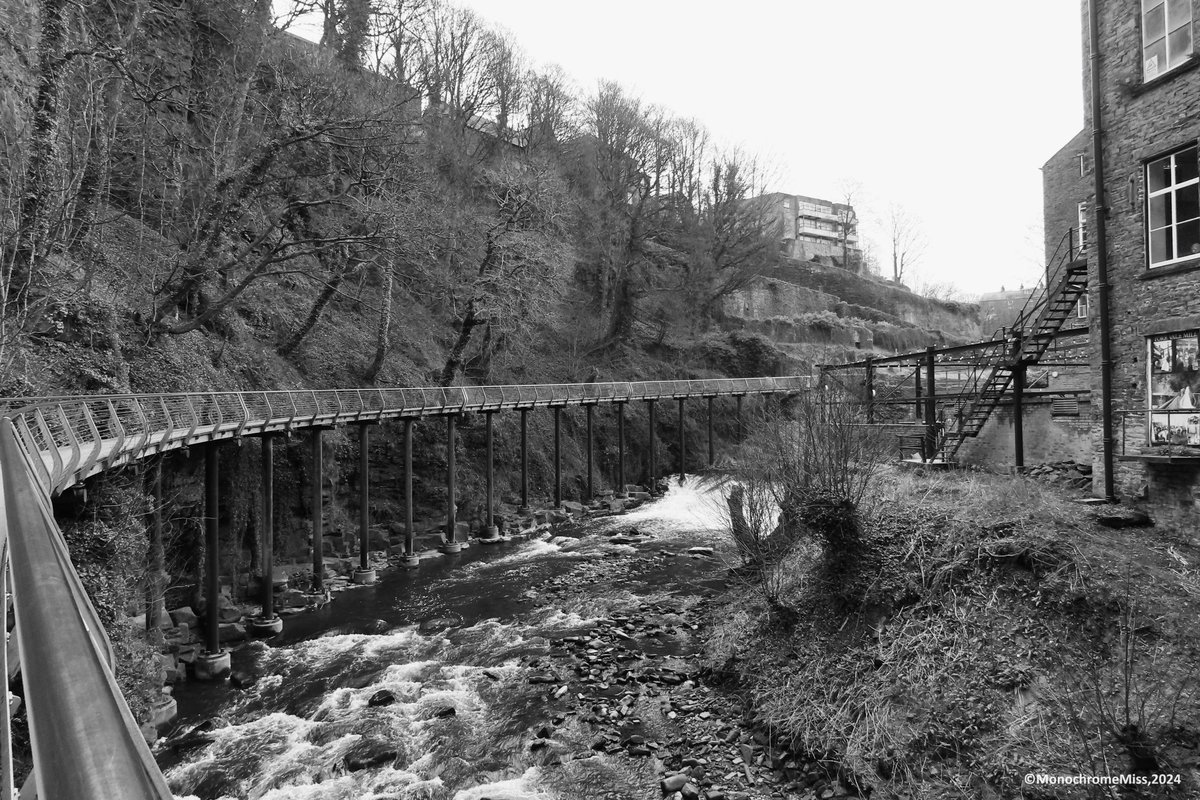 Walking in the Air: Millennium Walkway, 2024
#Monochrome #bnwphotography #blackandwhitephoto #photographylovers #photooftheday #industry #mills #rivers #footpaths #HighPeak #innovations #PositiveVibes