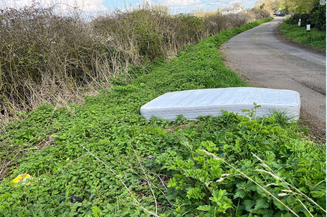 Mattress found by Parish Cllr having been dumped illegally at Grove, Slapton, Bucks 17Apr'23
He examined scene and found traceable evidence - investigated by @BucksCouncil
Householder had paid £20 cash to #manwithvan to remove, no checks on credentials... 1/2
#SCRAPflytipping